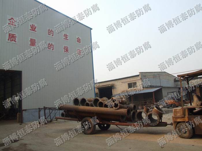 公司鉚焊車間（左），精工四氟車間（右）